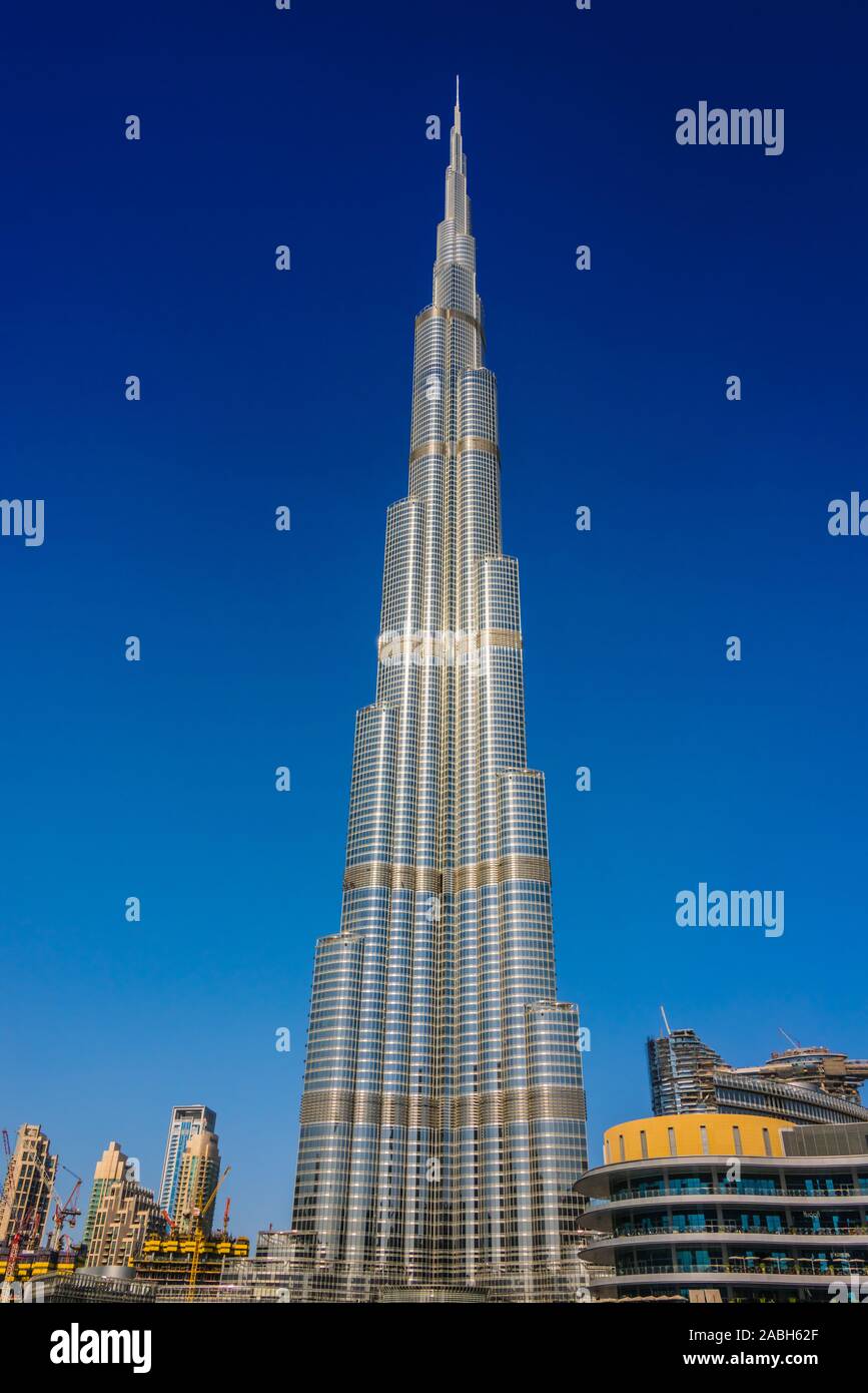 Dubaï, Émirats arabes unis - DEC 7, 2019 : le Burj Khalifa ou Khalifa Tower, le bâtiment le plus haut du monde, de nuit, Dubaï, Emirats Arabes Unis. Banque D'Images