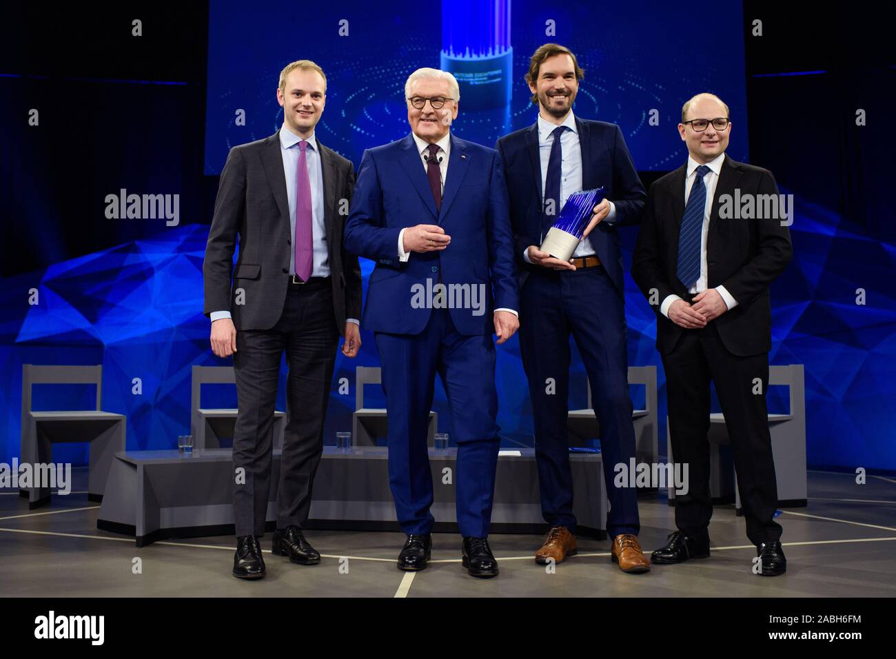 Berlin, Allemagne. 27 Nov, 2019. Frank-Walter Steinmeier (2e de gauche), Président de la République fédérale d'Allemagne, sera sur scène après la cérémonie de remise des prix avec les gagnants du prix futur allemand, Alexander Rinke (l-r), Martin Klenk et Bastian Nominacher. Le prix a été décerné pour le projet d'installation d'une exploitation minière - technologie clé pour l'avenir du travail et de la création de valeur dans les entreprises d'Celonis' SE. Credit : Gregor Fischer/dpa/Alamy Live News Banque D'Images