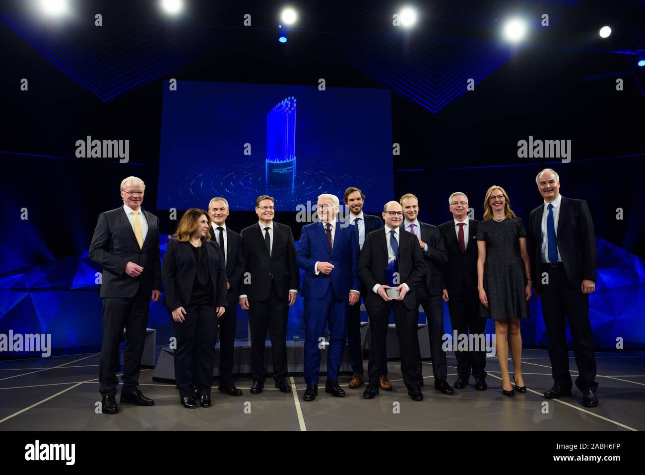 27 novembre 2019, Berlin : Frank-Walter Steinmeier (M), Président de la République fédérale d'Allemagne, avec les nominés pour le prix de l'avenir allemand Ferdi Schüth (l-r), directeur de l'Institut Max Planck pour la recherche du charbon, Christina Triantafyllou, Healthineers Siemens AG, Arnd Dörfler, University Hospital Erlangen, Mark Ladd, Centre allemand de recherche sur le cancer, Martin Klenk, co-fondateur et CTO SE Celonis Nominacher, Bastian, co-fondateur SE Celonis, Alexander Rinke, co-fondateur SE Celonis, Walter Leitner, RWTH Aachen, Berit Stange, Covestro Deutschland AG, et Christoph Gürtler, Covestro Deutschland Banque D'Images