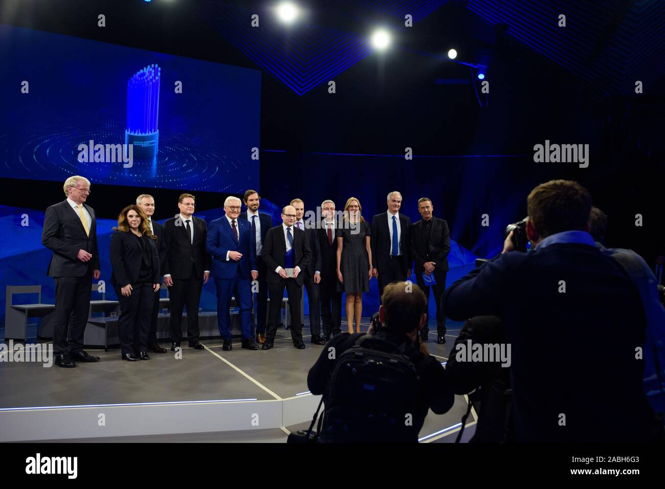 27 novembre 2019, Berlin : Frank-Walter Steinmeier (M), Président de la République fédérale d'Allemagne, avec les nominés pour le prix de l'avenir allemand Ferdi Schüth (l-r), directeur de l'Institut Max Planck pour la recherche du charbon, Christina Triantafyllou, Healthineers Siemens AG, Arnd Dörfler, University Hospital Erlangen, Mark Ladd, Centre allemand de recherche sur le cancer, Martin Klenk, co-fondateur et CTO SE Celonis Nominacher, Bastian, co-fondateur SE Celonis, Alexander Rinke, co-fondateur SE Celonis, Walter Leitner, RWTH Aachen, Berit Stange, Covestro Deutschland AG, et Christoph Gürtler, Covestro Deut Banque D'Images
