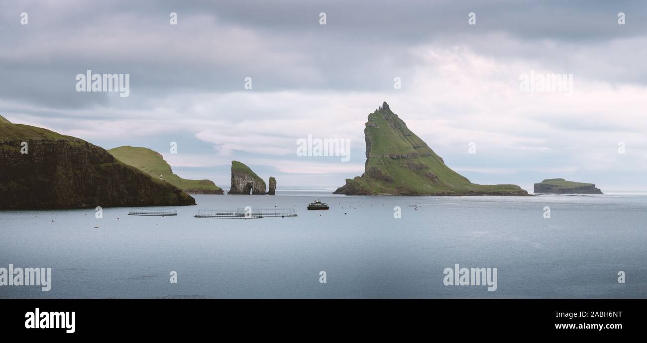 Drangarnir panoramical spectaculaire vue sur mer Tindholmur et piles dans l'océan Atlantique, les îles Féroé. Photographie de paysage Banque D'Images