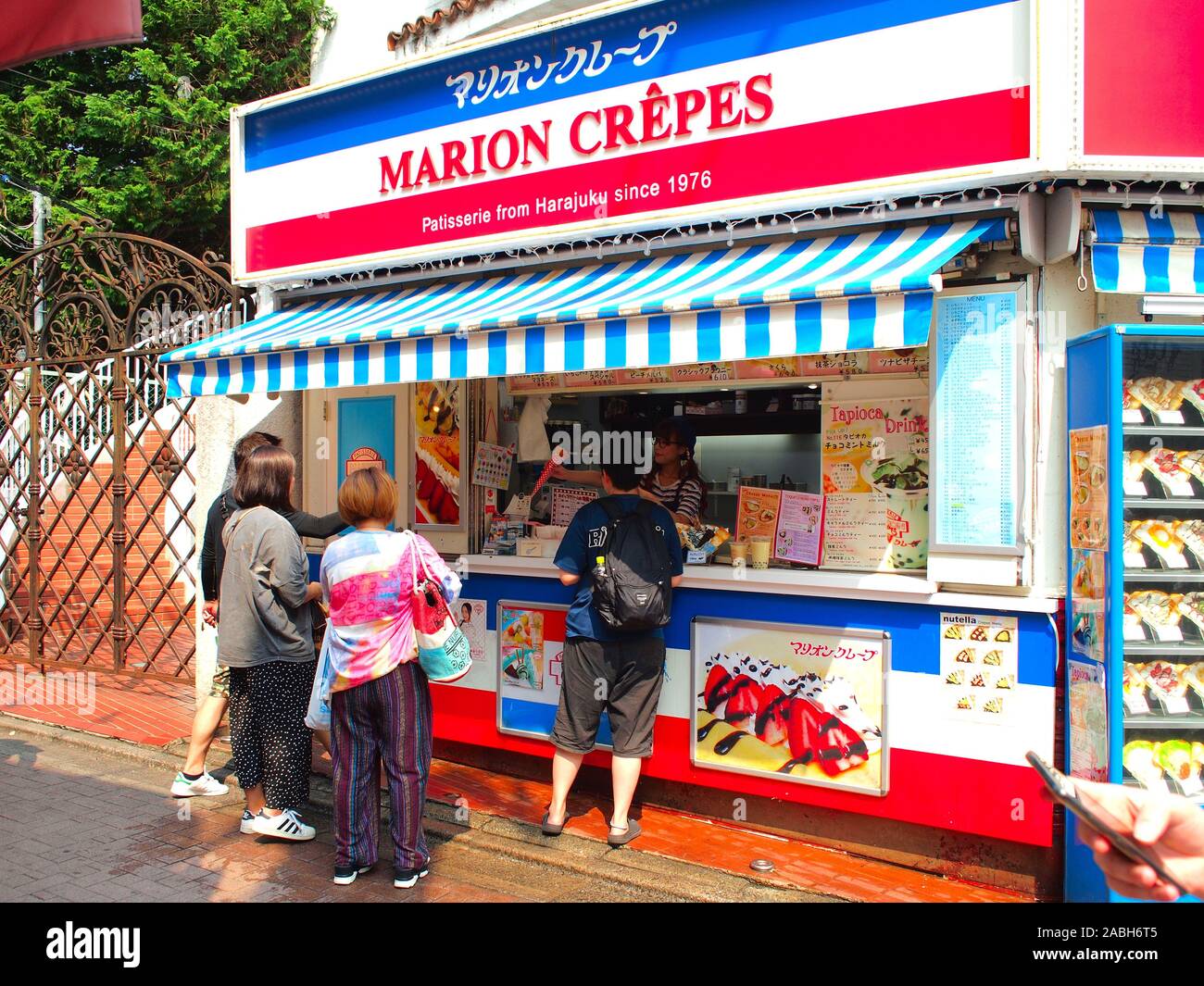 HARAJUKU, TOKYO, JAPON - 2 août 2019 : Harajuku rue principale. Harajuku est connue internationalement comme centre de jeunes Japonais de la culture et de la mode. Banque D'Images