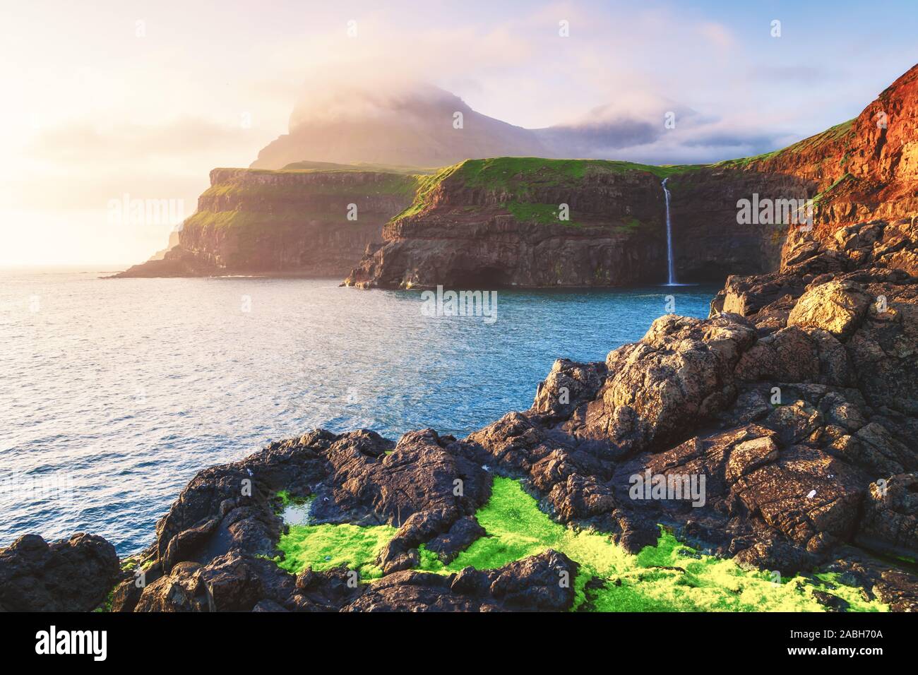 Incroyable vue d'Mulafossur Gasadalur dans cascade village, l'île de Vagar et des îles Féroé, Danemark. Photographie de paysage Banque D'Images