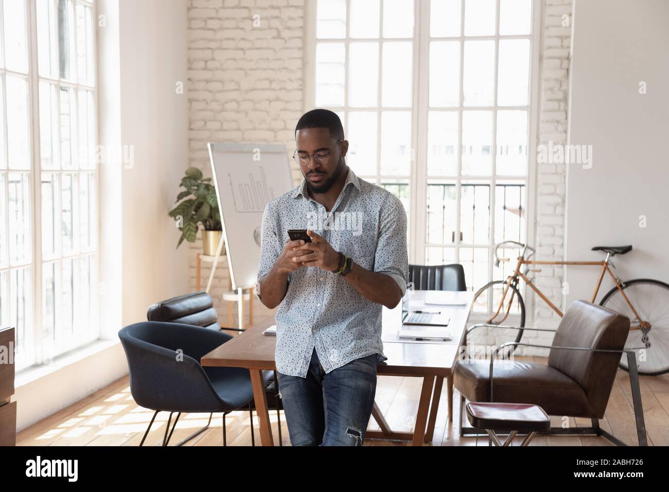 African American concentré manager calendrier Réunion en application mobile. Banque D'Images