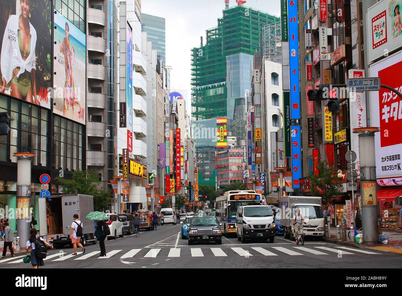 SHIBUYA, TOKYO, JAPON - 30 mai 2018 : Vue vers le bas le Dougenzaka street, une rue populaire avec de nombreux commerces et restaurants dans le quartier de Shibuya. Banque D'Images