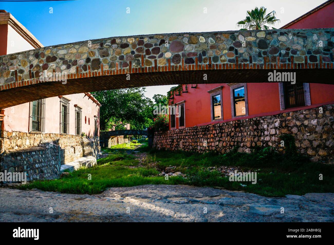 Pont de pierre dans un ruisseau qui traverse Álamos, Sonora au Mexique, une ville coloniale et magique. Cette villa mexicaine était connu sous le nom de Real de Los Alamos Los ou Frayles. La ville de portails. ombres, conduite, Voyage, tourisme, architecture, la destination touristique à l'extérieur. © (© Photo : LuisGutierrez NortePhoto.com) / puente de piedra en arroyo que cruza por Álamos, Sonora, Mexico pueblo mágico y colonial. Cette villa mexicana fue conocido como Real de Los Álamos o de los Frayles. La Ciudad de los Portales. sombras, manececer, viaje , turismo, arquitectura, destino turistico l'extérieur. © (© Photo:/ LuisGutierrez Banque D'Images