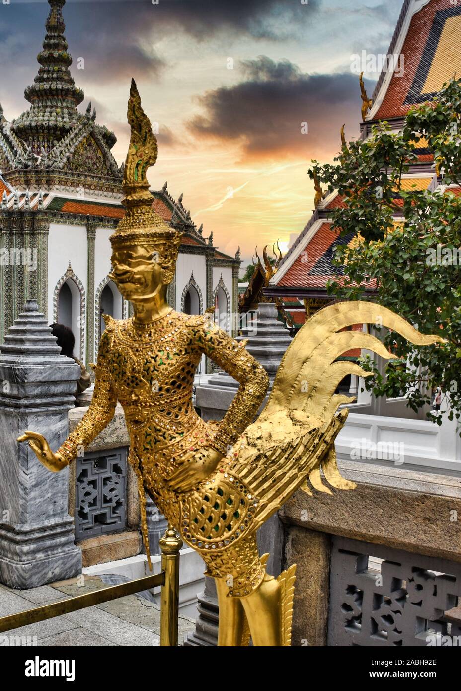 Or magnifiquement superbe statue d'un Kinnara, un être à moitié humain mythique, mi-créature oiseau sur la terrasse supérieure du Wat Phra Keo ou Temple du th Banque D'Images