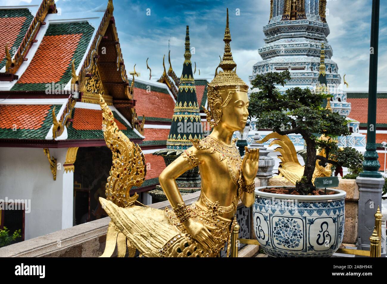 Or magnifiquement superbe statue d'un Kinnara, un être à moitié humain mythique, mi-créature oiseau sur la terrasse supérieure du Wat Phra Keo ou Temple du th Banque D'Images