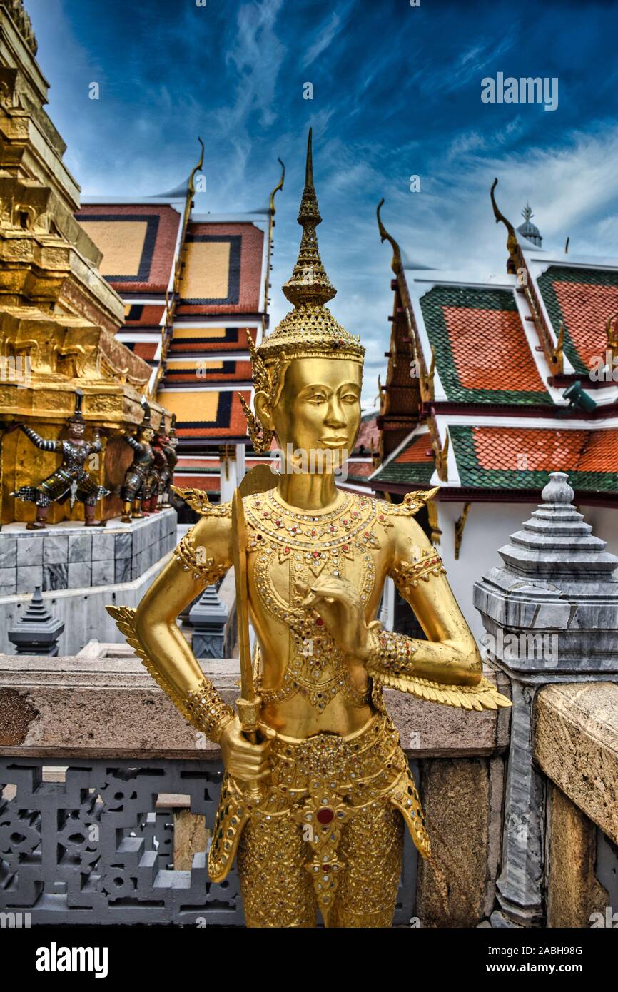 Or magnifiquement superbe statue d'un Kinnara, un être à moitié humain mythique, mi-créature oiseau sur la terrasse supérieure du Wat Phra Keo ou Temple du th Banque D'Images