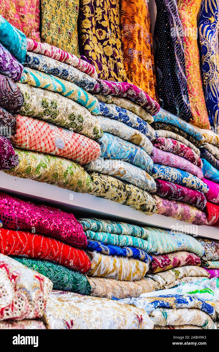 Tissu oriental traditionnel vendu dans un magasin dans la vieille ville de  Dubaï, aux Émirats Arabes Unis Photo Stock - Alamy