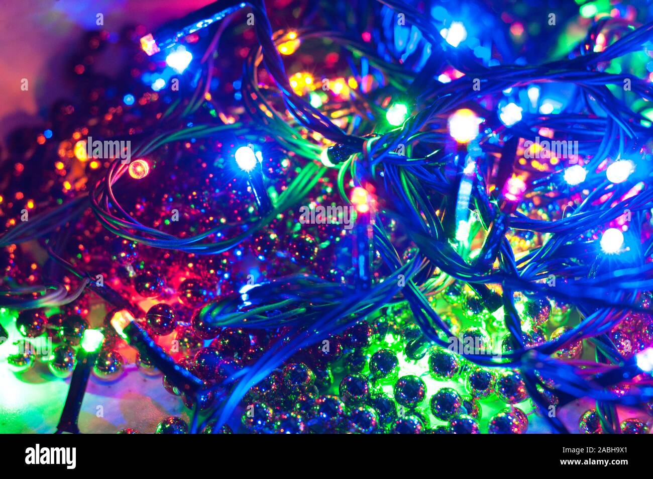 Fond de Noël, guirlande lumières et perles. Décorations de Noël. Nouvelle Année. Banque D'Images