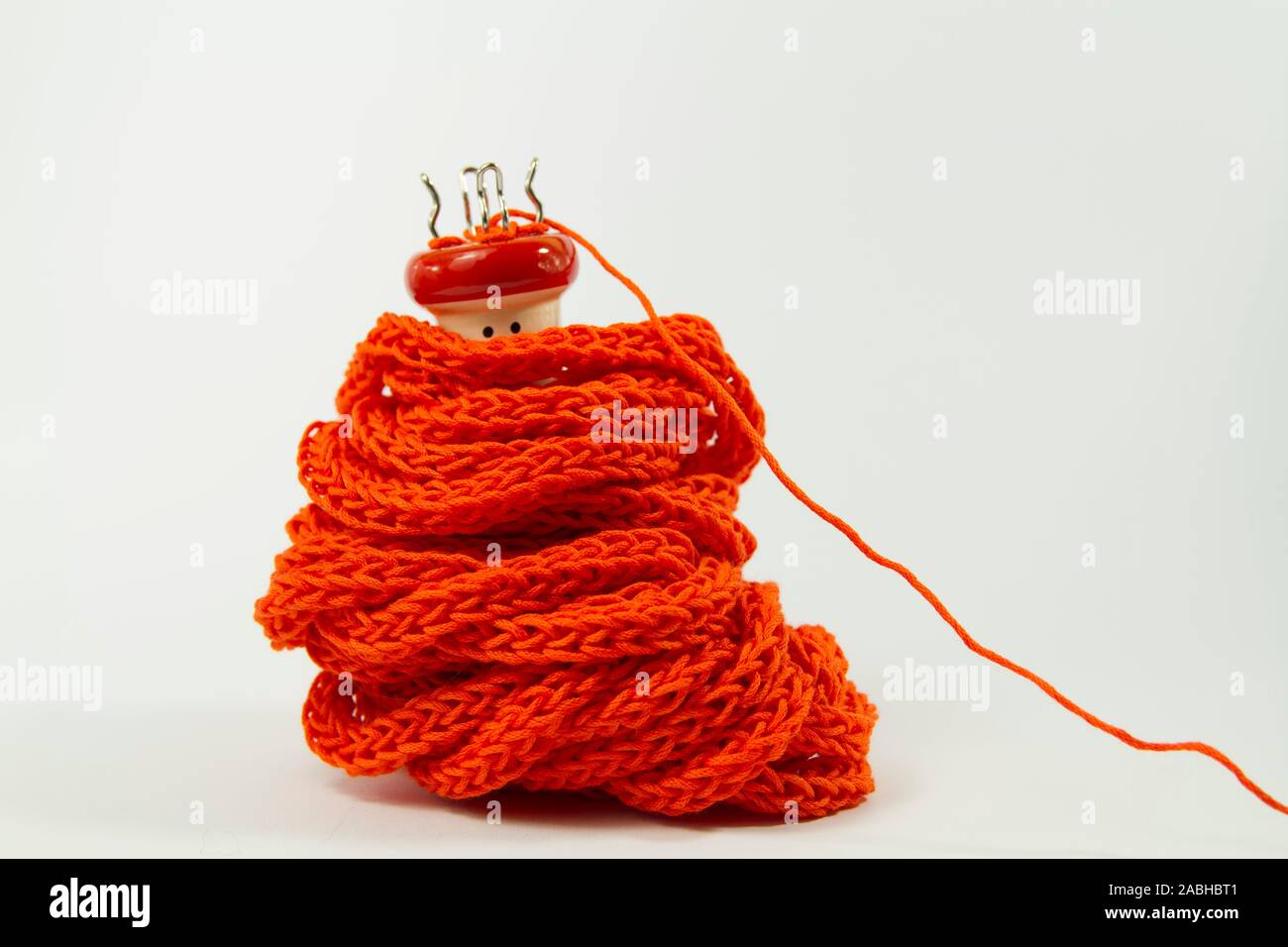 Tiroir bois knitter et fils orange vif Banque D'Images