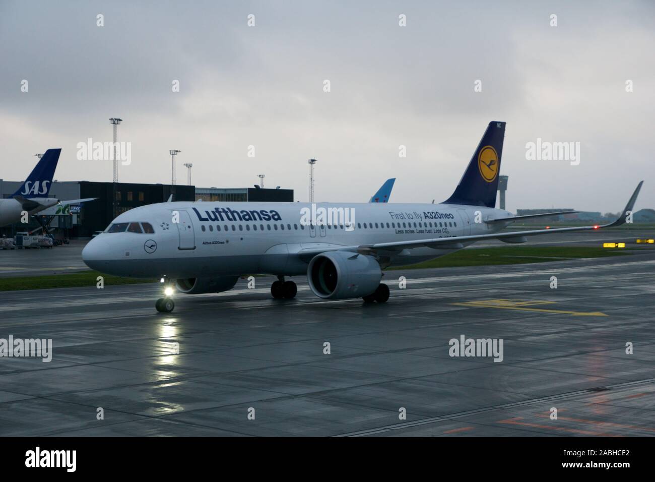 Copenhague, Danemark - Nov 24th, 2018 : Lufthansa Airbus A320 - 200 Le roulage à l'aéroport de Copenhague Kastrup jusqu'à la porte Banque D'Images