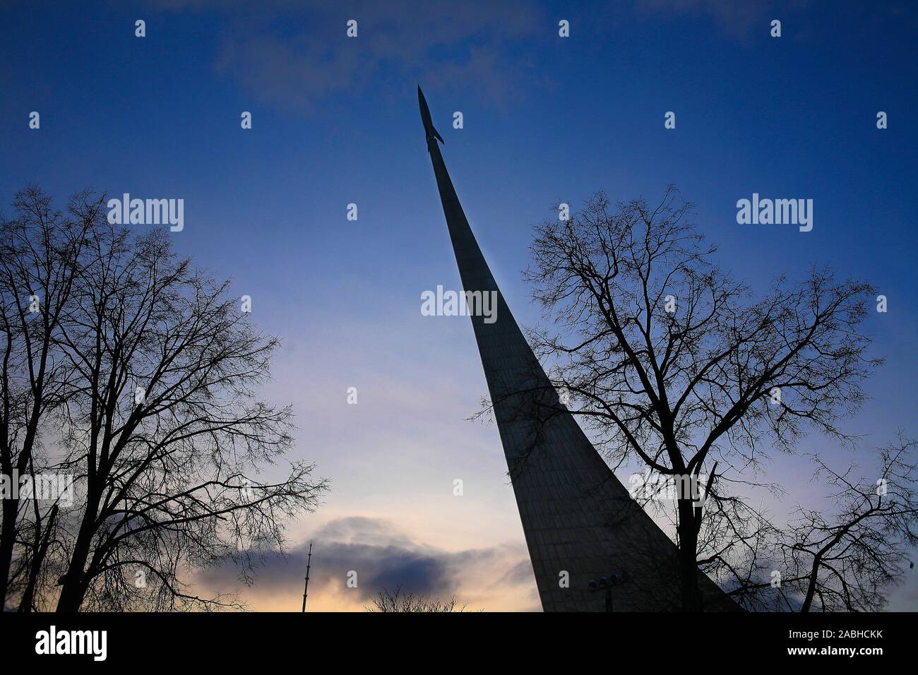 Un monument des conquérants de l'espace bleu du ciel. Moscou le ciel bleu Printemps Banque D'Images
