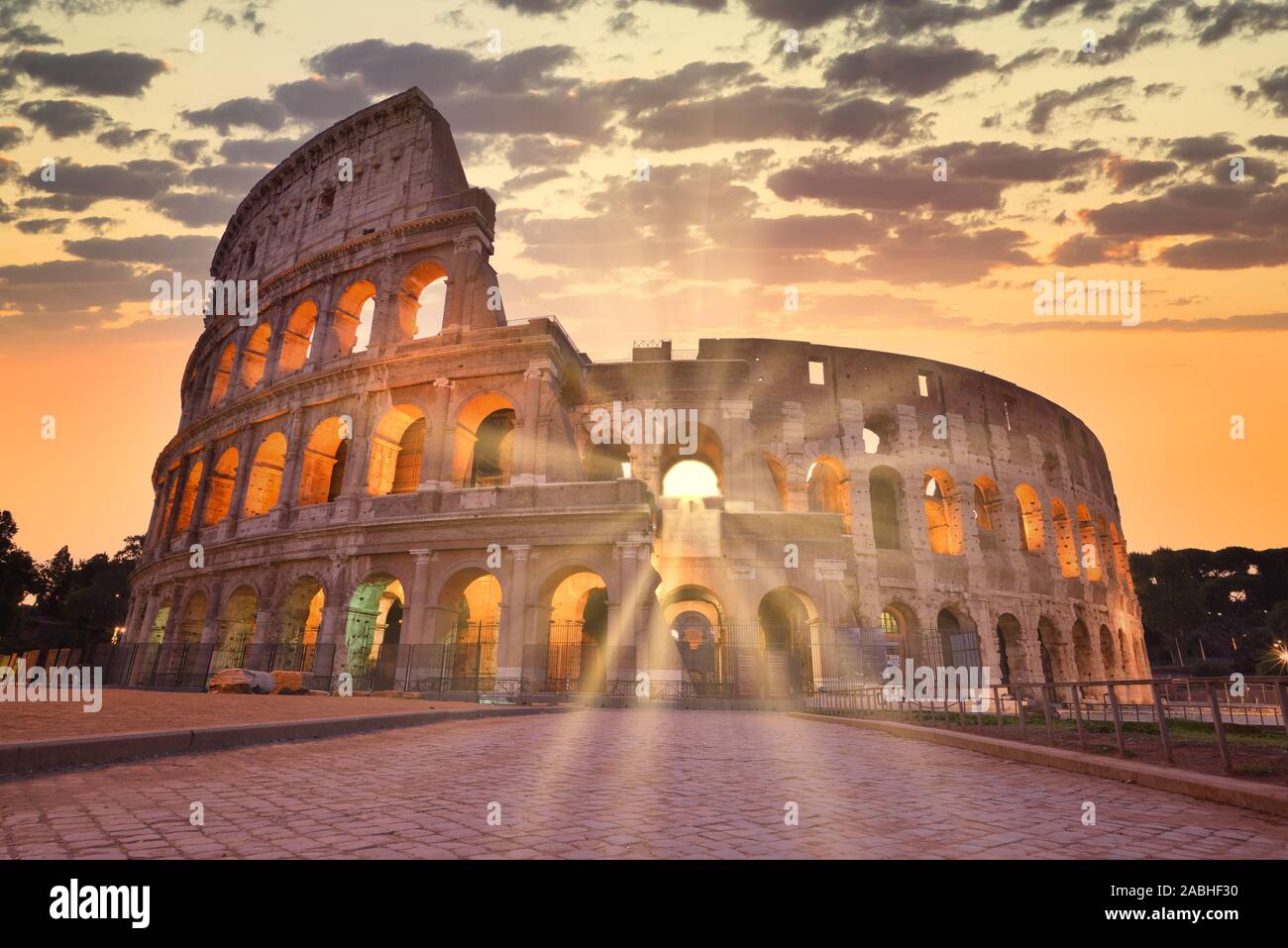 Vue de nuit sur le Colisée à Rome, Italie. L'architecture de Rome et de repère. Colisée de Rome est l'une des principales attractions de Rome et l'Italie Banque D'Images