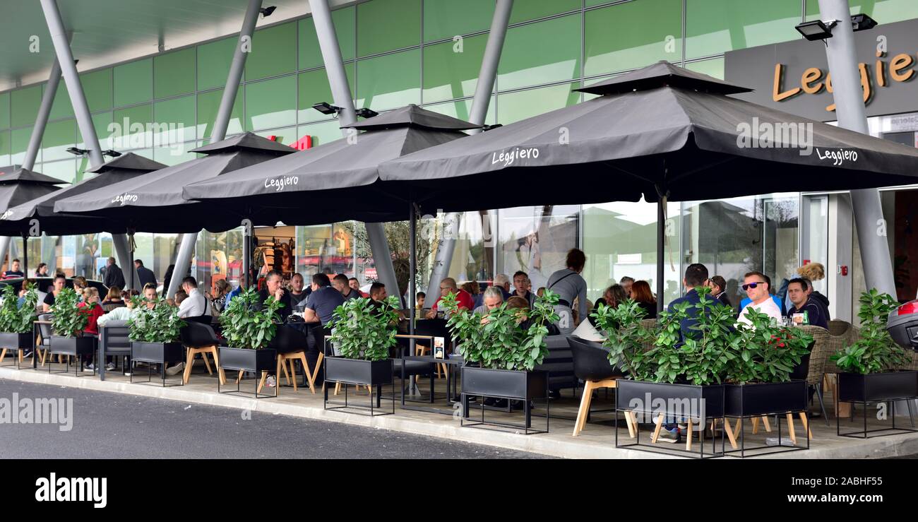 Café à l'extérieur Local par Porec Metro Cash & Carry centre commercial, Croatie Banque D'Images