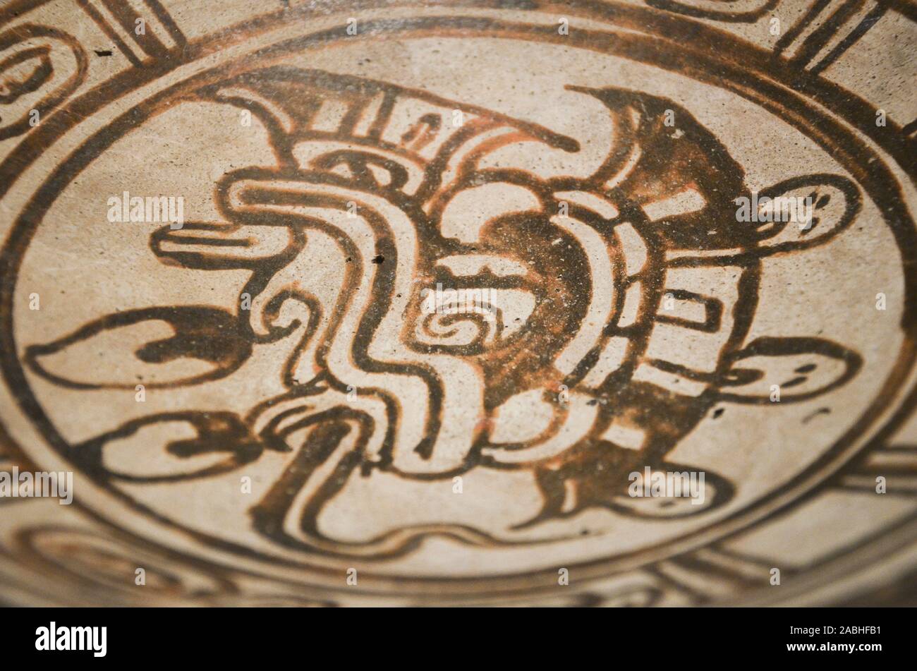 Plaque en céramique peint maya, exposée au Musée de l'or, de l'exposition temporaire le temps et la société maya Banque D'Images