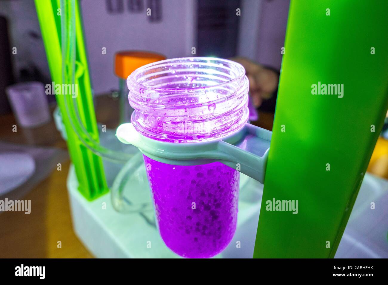 Tube à essai liquide violets avec des bulles dans le laboratoire Banque D'Images