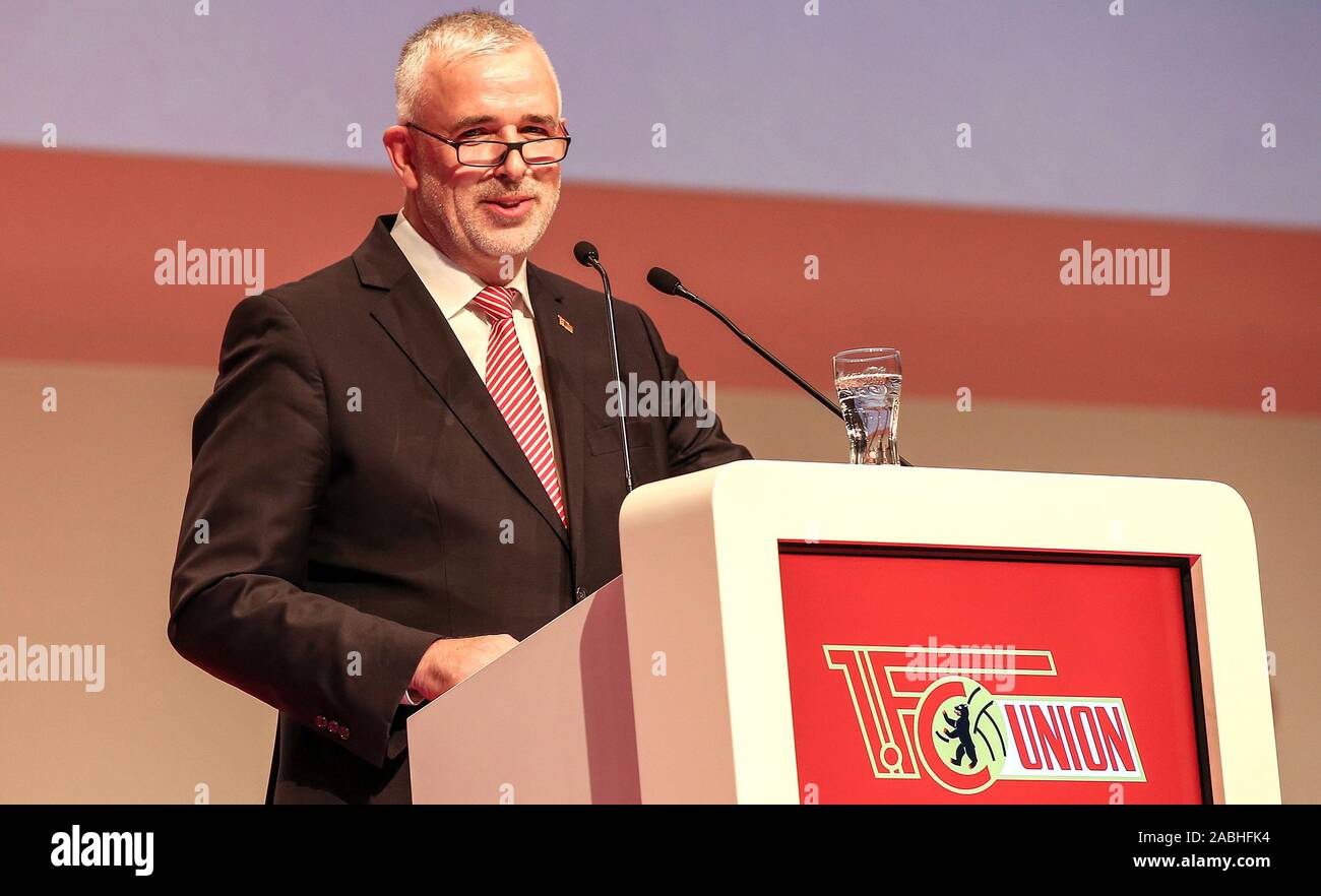 Berlin, Allemagne. 27 Nov, 2019. L'Assemblée générale 1er FC Union Berlin, Verti Music Hall. Le président Dirk Zingler parle aux membres. Crédit : Andreas Gora/dpa/Alamy Live News Banque D'Images