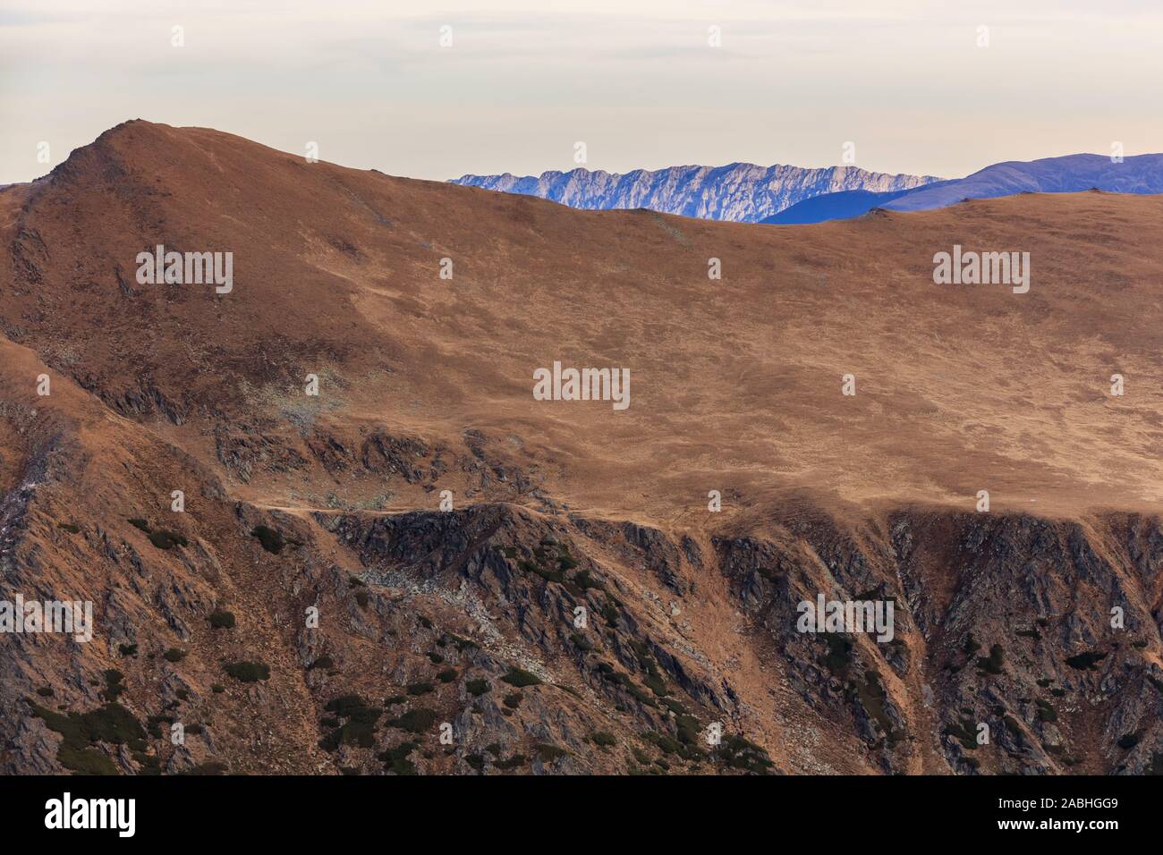 Paysage de montagne à Fagaras Mountains, en Roumanie. En arrière-plan Les montagnes Piatra Craiului Banque D'Images