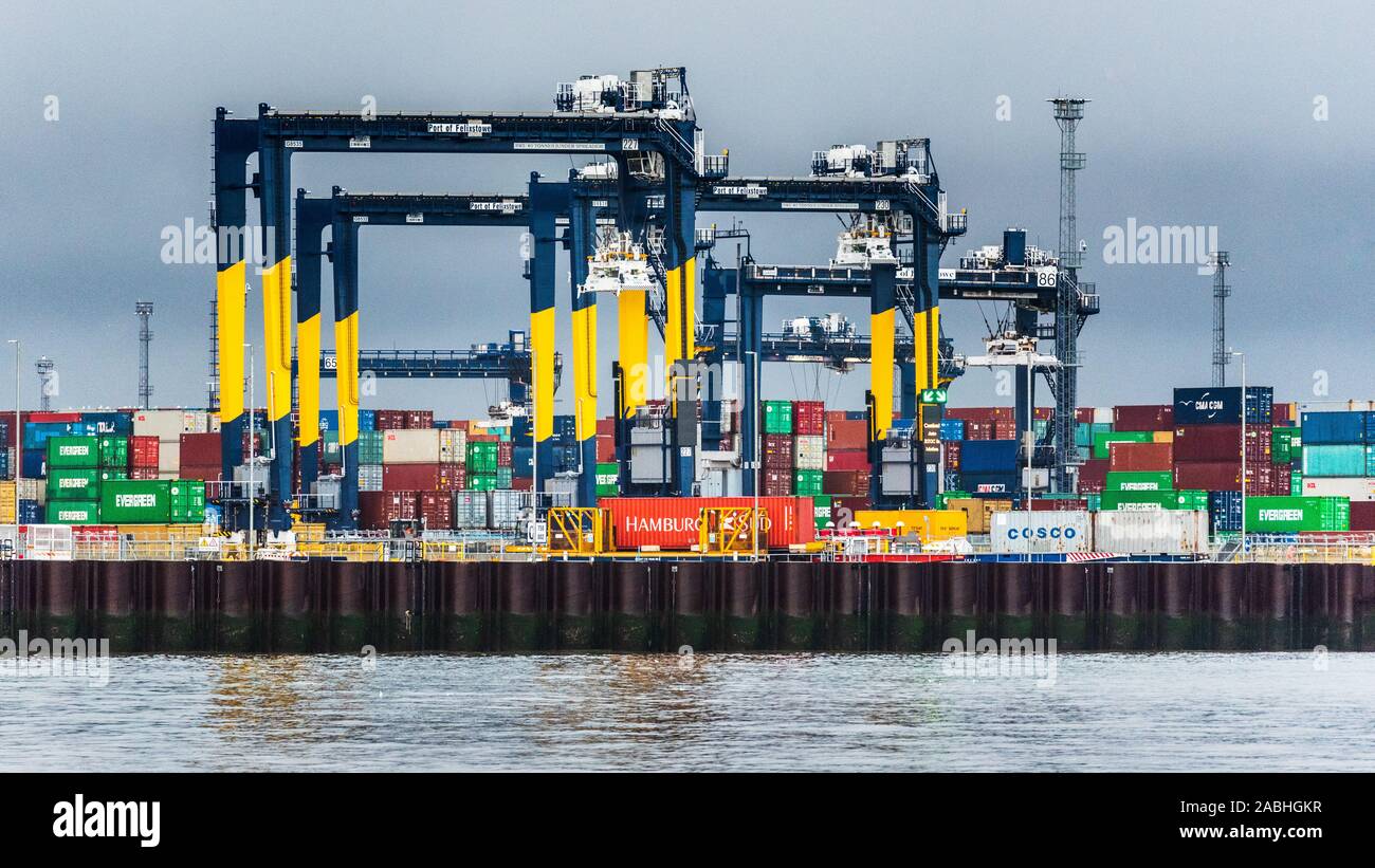 Les quais, les contenants d'expédition britannique Felixstowe Docks - les contenants d'expédition empilées dans le port de Felixstowe, le plus grand port de conteneurs Banque D'Images