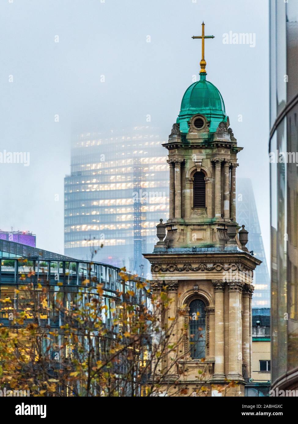 Londres en hiver - tour de l'église du Temple de la ville. La Ville Temple est une église non-conformiste sur London Holborn Viaduct. Détruit pendant la SECONDE GUERRE MONDIALE, reconstruite en 1958. Banque D'Images