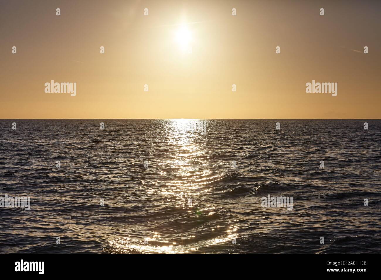 Coucher de soleil sur l'océan reflète dans l'eau, le fond. Banque D'Images
