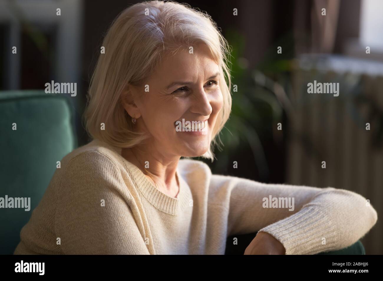 Close up portrait of smiling woman looking away Banque D'Images