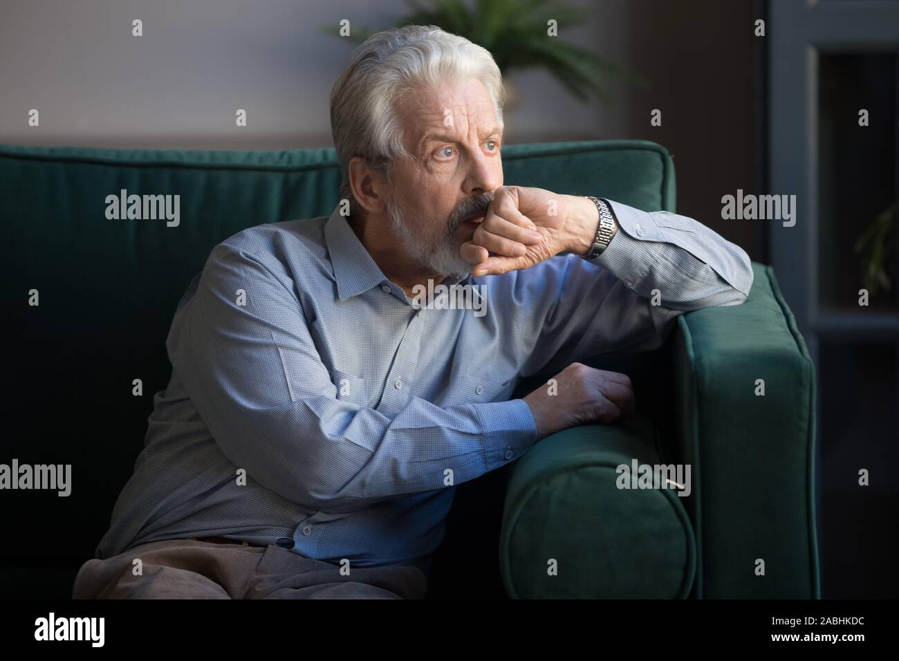 Des personnes âgées homme assis seul sur table sur des Pensées perdues Banque D'Images
