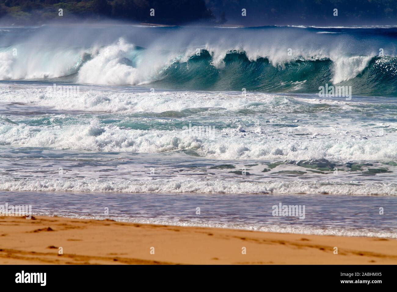 De belles vagues se brisant sur la plage à Hawaii, USA. Banque D'Images
