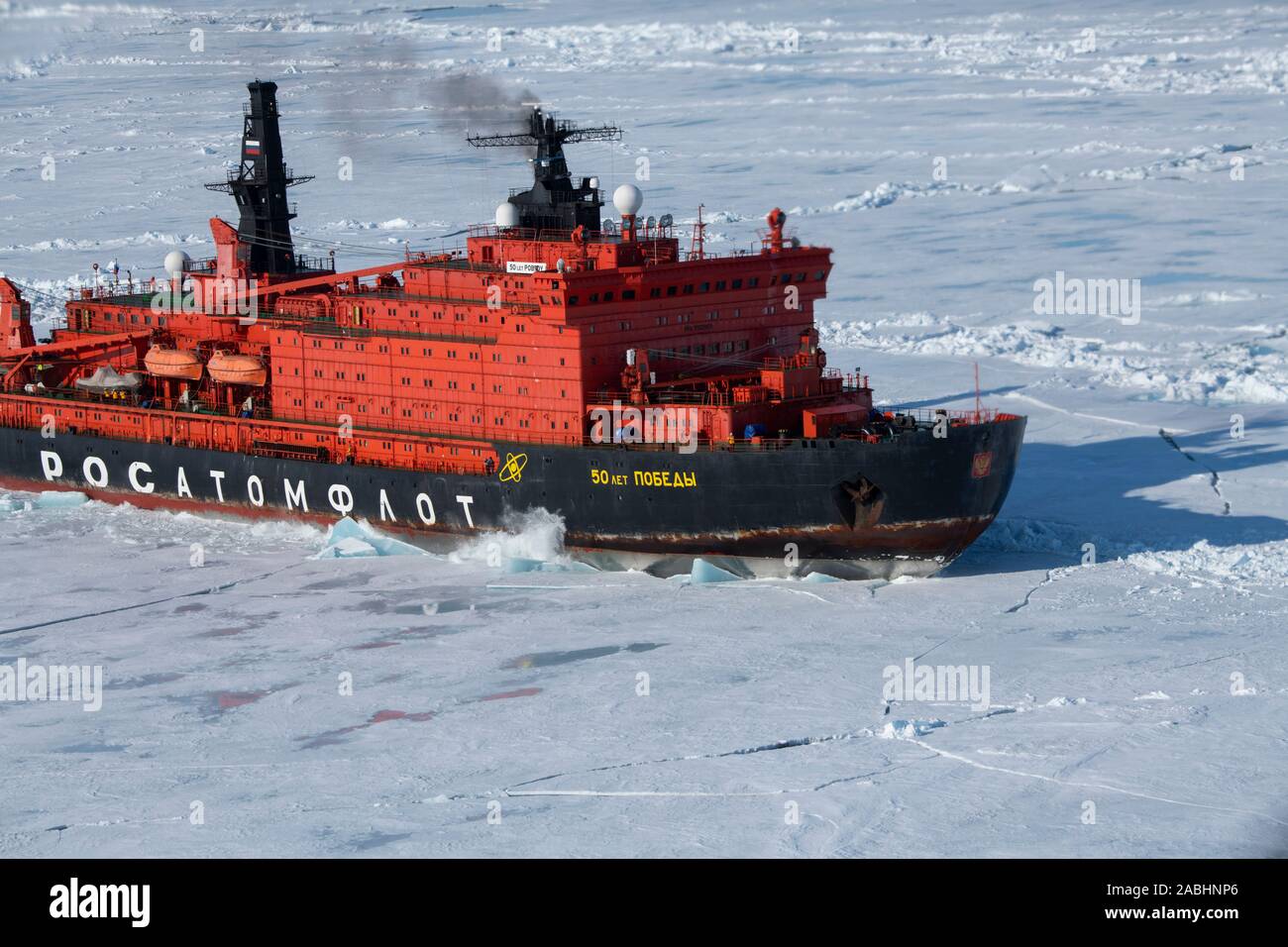 La Russie. Vue aérienne de brise-glace nucléaire russe, 50 ans d'une rupture de la Victoire dans la banquise de l'Arctique à 85,6 degrés nord sur le chemin de la Banque D'Images