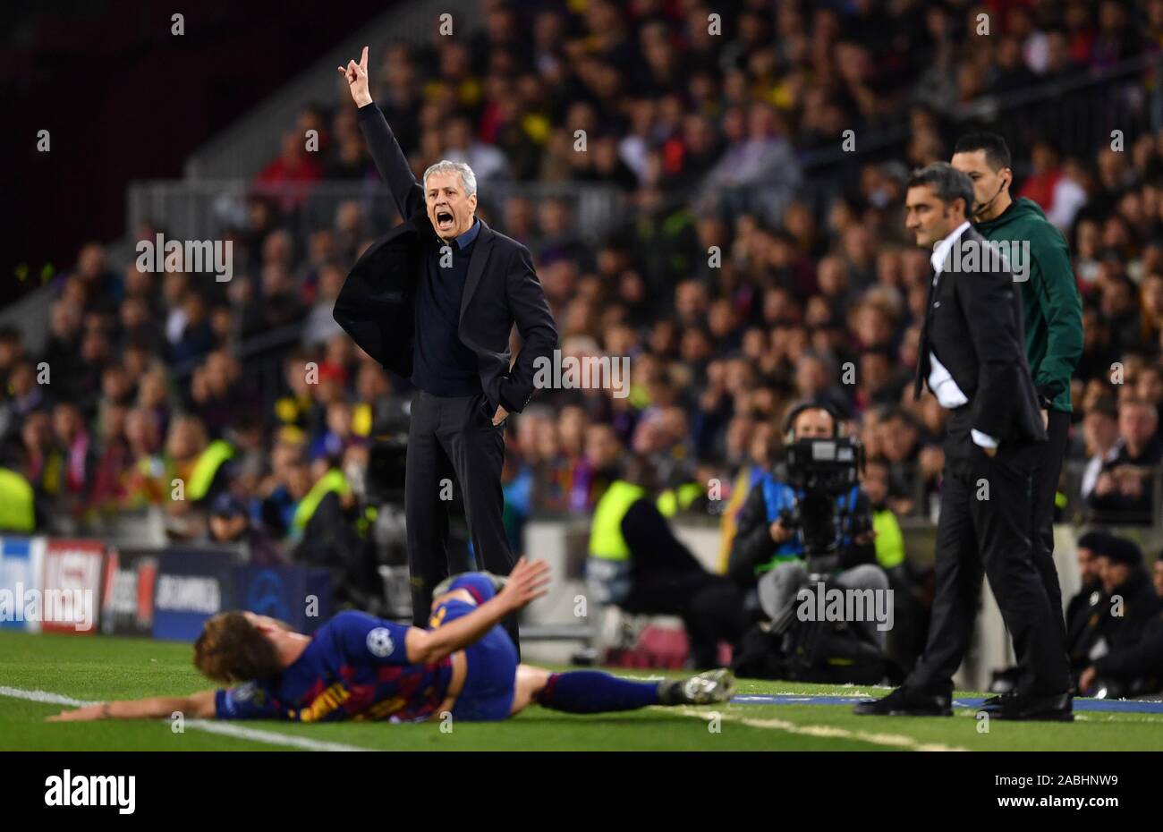 Barcelone, Espagne. 27 Nov, 2019. Football : Ligue des Champions, stade de groupe, groupe F, 5e journée, le FC Barcelone - Borussia Dortmund au Camp Nou. L'entraîneur Lucien Favre de Dortmund Dortmund (l) et Barcelone coach Ernesto Valverde (r) suivez le match. Credit : Marius Becker/dpa/Alamy Live News Banque D'Images