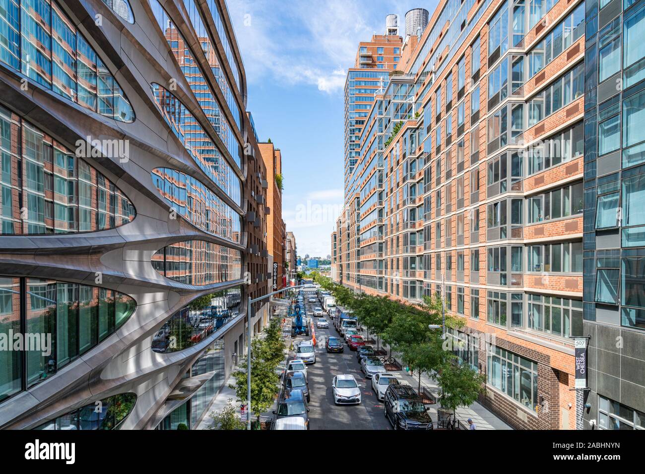 Image en couleur vue depuis le parc High Line dans une rue avec des voitures et des appartements design Zaha Hadid new york Manhattan Banque D'Images