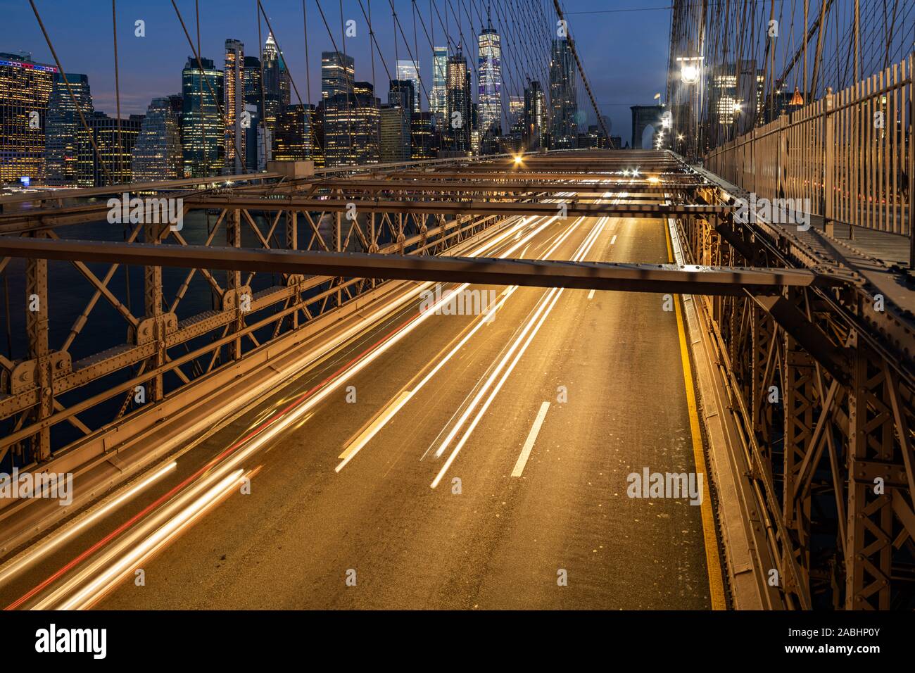 Image couleur New York Manhattan skyline Luminit vu l'autre côté de la rivière Hudson à New Jersey au coucher du soleil Banque D'Images