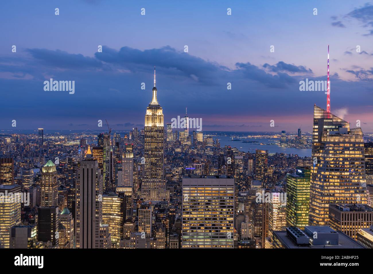 Image couleur New York Manhattan skyline Luminit vu l'autre côté de la rivière Hudson à New Jersey au coucher du soleil Banque D'Images
