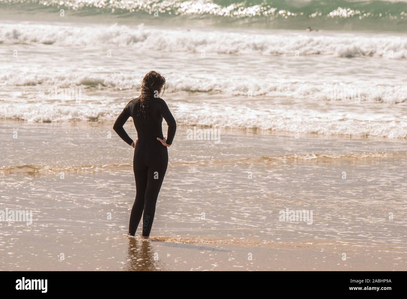 Image de couleur jeune femme dans une combinaison isothermique à plage portugal Banque D'Images