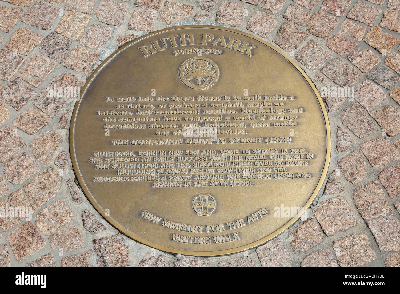 La plaque à l'auteur Ruth Park, l'un des 60 auteurs commémorés dans la Sydney Writers Walk, Sydney, Australie Banque D'Images
