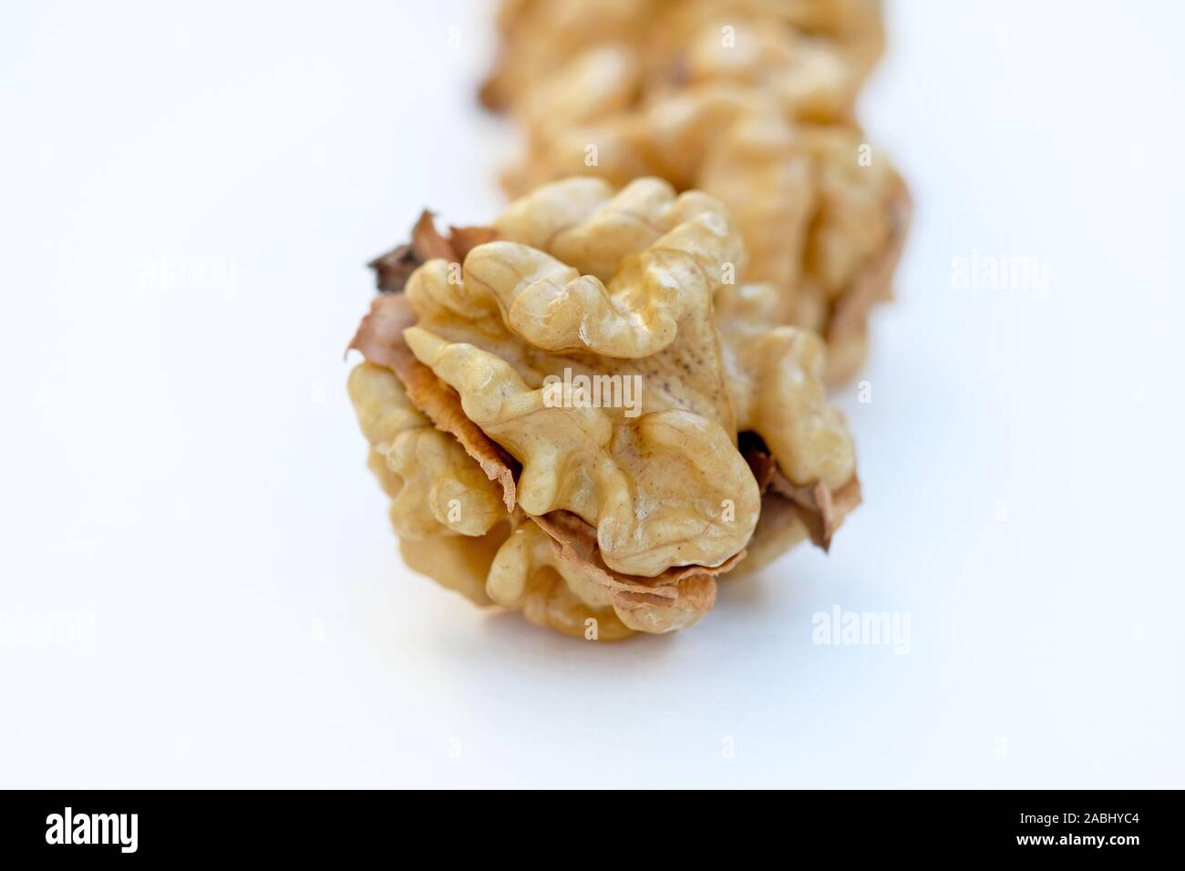 Noix décortiquées libre. Noyer d'or noyau sur un fond blanc. Des aliments sains. Banque D'Images