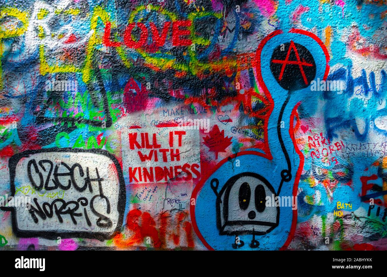 Le tuer avec gentillesse, coloré graffiti sur le mur de John Lennon, Prague, la Bohême, République Tchèque Banque D'Images