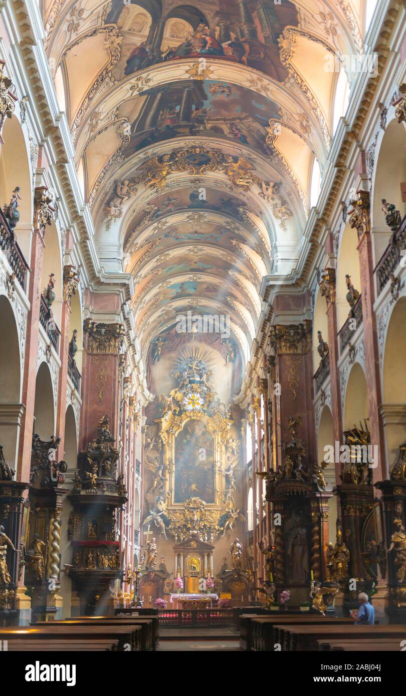 Vue de l'intérieur, nef avec sanctuaire, début de l'église baroque St Salvator, Kostel Nejsvetejsiho Salvatora, Vieille Ville, Prague, République Tchèque, République Tchèque Banque D'Images