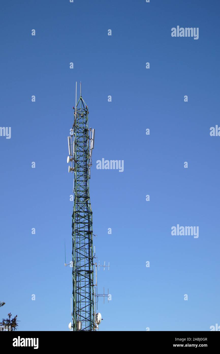 Antennes de réception et d'affectation pour maintenir le réseau téléphonique mobile avec le ciel bleu en arrière-plan Banque D'Images