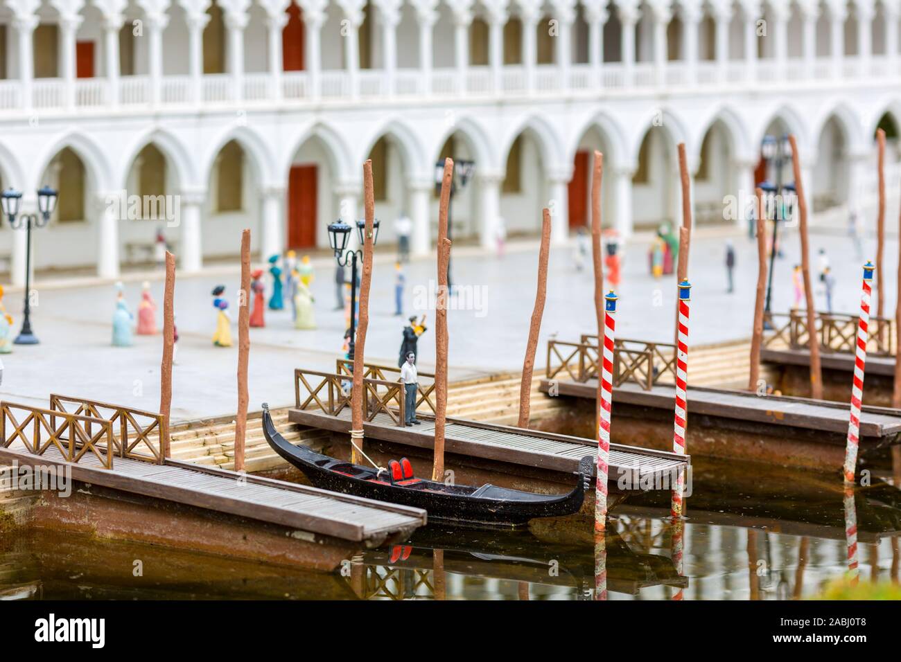 Ancien bateau à l'embarcadère, scène miniature Banque D'Images