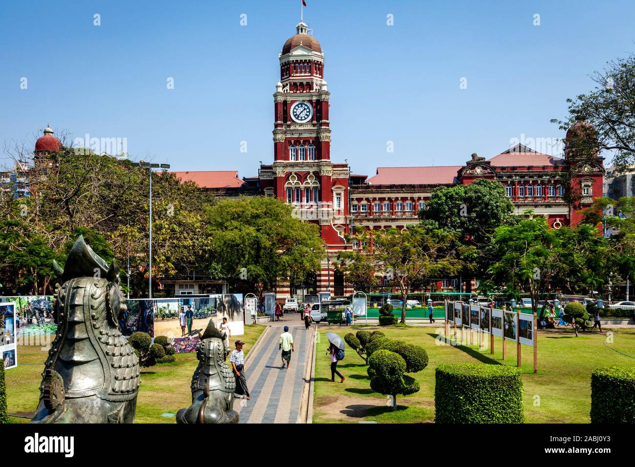 Le bâtiment de la Haute Cour et le Maha Bandula Park, Yangon, Myanmar. Banque D'Images