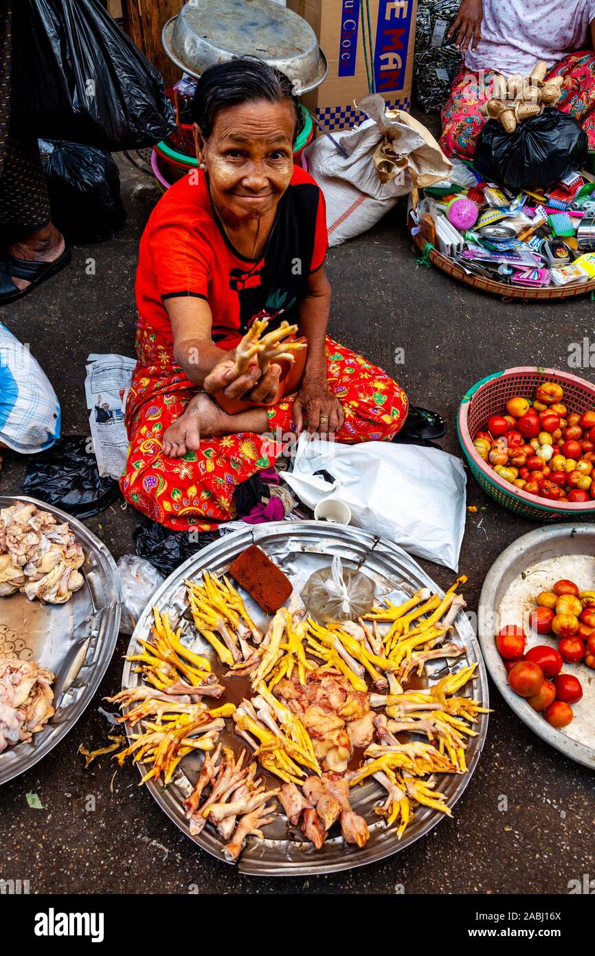 Une femme vend des produits à base de volaille dans la 26e Rue, Yangon, Myanmar. Banque D'Images