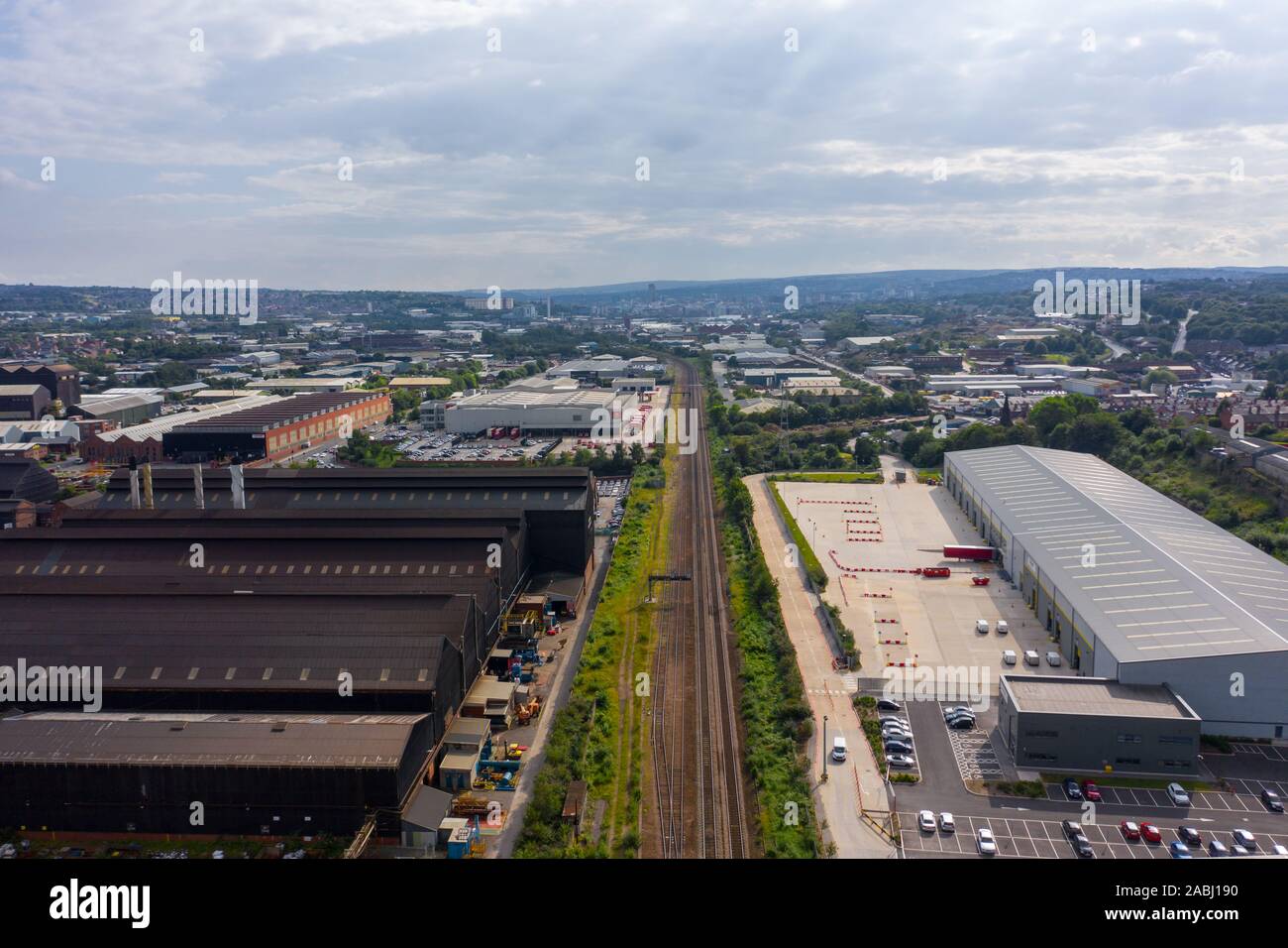 Sheffield, UK - 2 août 2019 : Vue aérienne de la ville de Sheffield au-dessus de la ligne de chemin de fer qui voyage au coeur de la ville de Leeds Banque D'Images