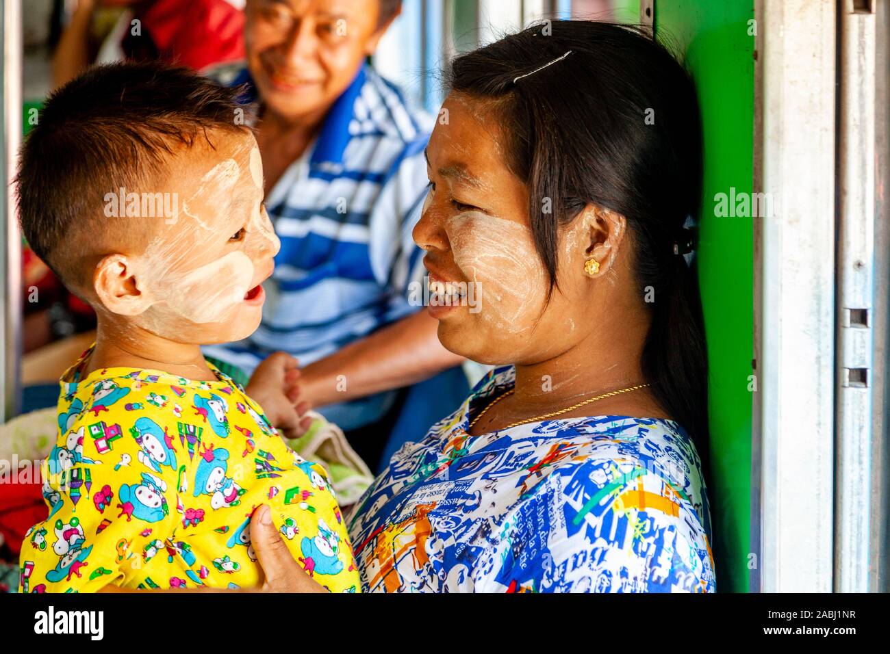 Les personnes voyageant sur la Circle Line, Yangon, Yangon, Myanmar. Banque D'Images
