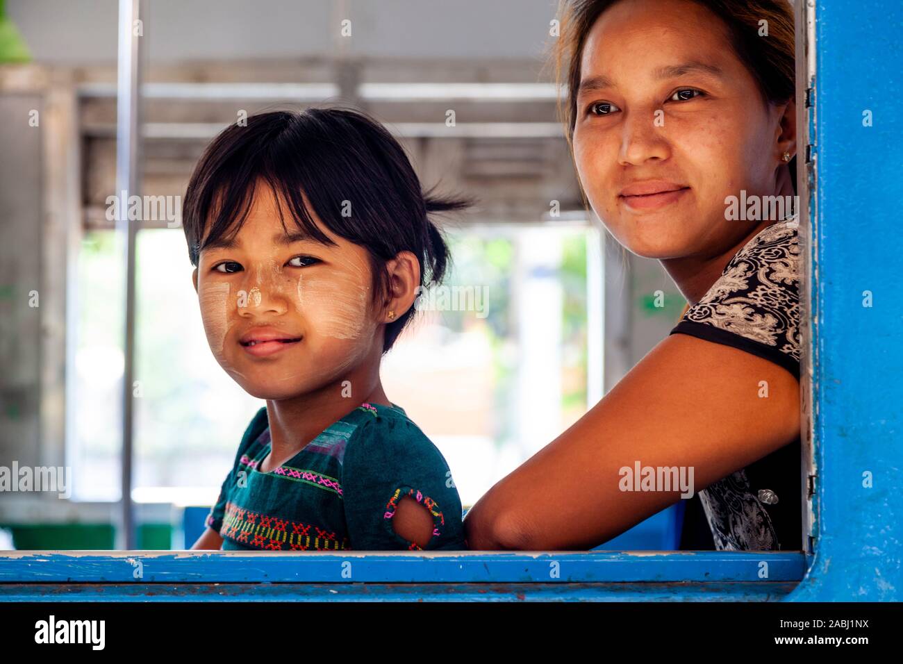 Les personnes voyageant sur la Circle Line, Yangon, Yangon, Myanmar. Banque D'Images
