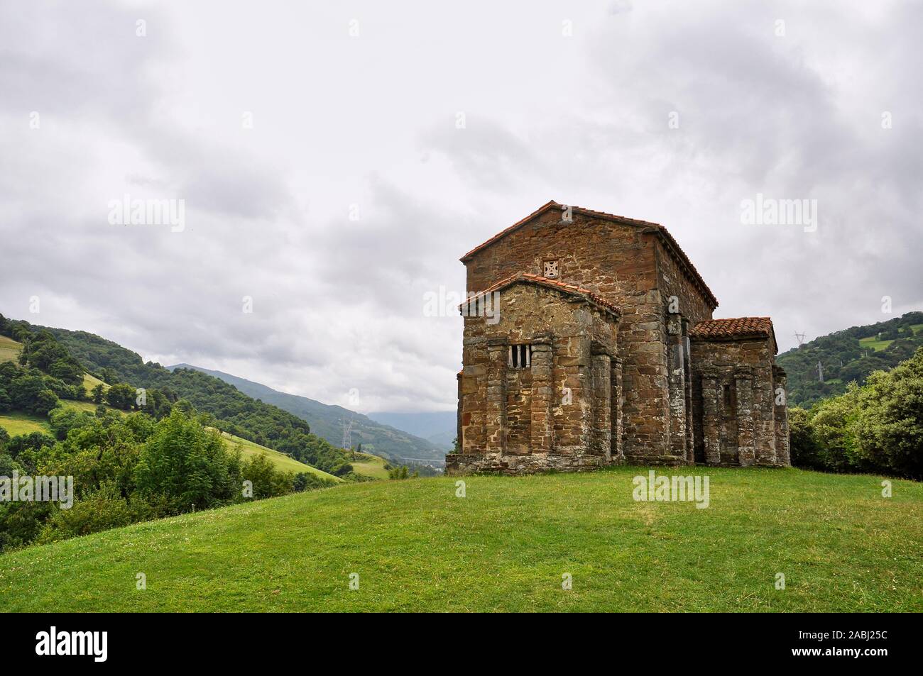 Vue extérieure de la 9e siècle pré-roman asturien église de Santa Cristina de Lena dans un jour nuageux (Lena, Principauté des Asturies, Espagne) Banque D'Images