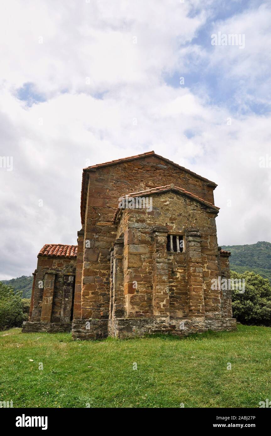 Vue extérieure de la 9e siècle pré-roman asturien église de Santa Cristina de Lena dans un jour nuageux (Lena, Principauté des Asturies, Espagne) Banque D'Images