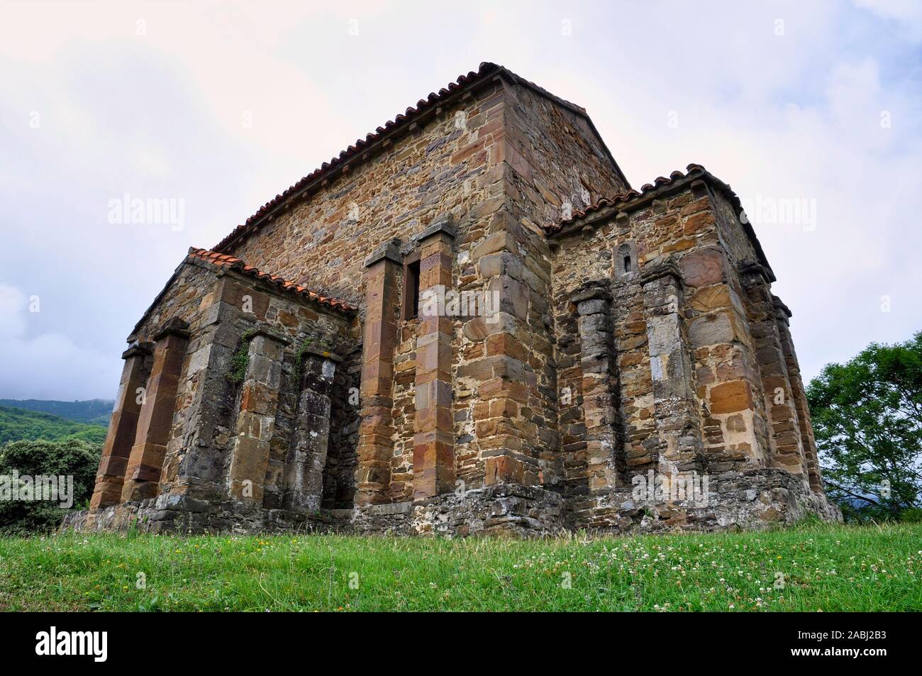 Vue extérieure de la 9e siècle pré-roman asturien église de Santa Cristina de Lena dans un jour nuageux (Lena, Principauté des Asturies, Espagne) Banque D'Images